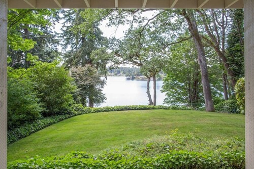 1-bedroom Lakefront vacation Unit just 13 minutes from Tacoma Dome