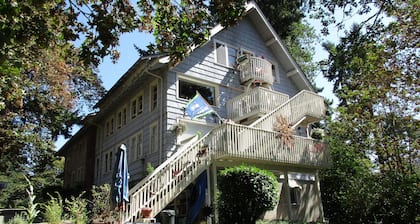 1-bedroom Lakefront vacation Unit just 13 minutes from Tacoma Dome