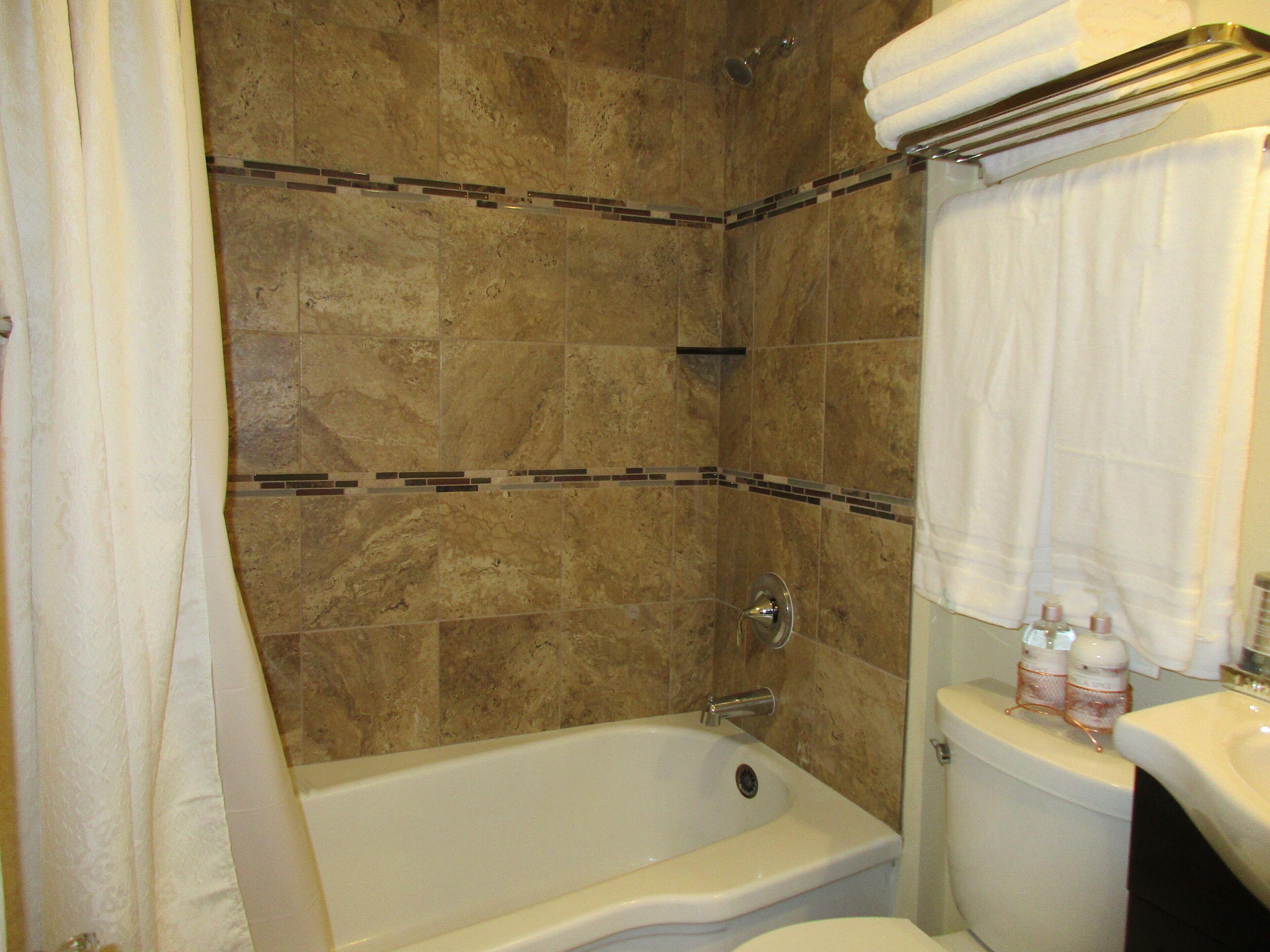 Ensemble douche/baignoire, sèche-cheveux, serviettes fournies, savon