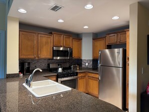 Frigorífico, microondas, horno y placa de cocina