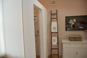 Shower, hair dryer, bidet, towels - A casa di Francesca - renovated apartment in the historic center of Lecce (Lecce)