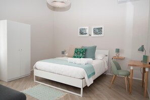 Escritorio, sistema de insonorización, cunas gratuitas y wifi gratis