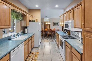 Fridge, microwave, oven, stovetop - Luxury Condo w/ Resort Golf Course View, Washer & Dryer, Amenities, Easy Access! (Whittier)