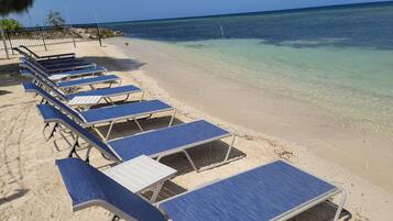 Plage, chaises longues, serviettes de plage