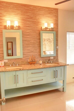 وحدات دش مع أحواض استحمام، مجففات شعر، مناشف، صابون