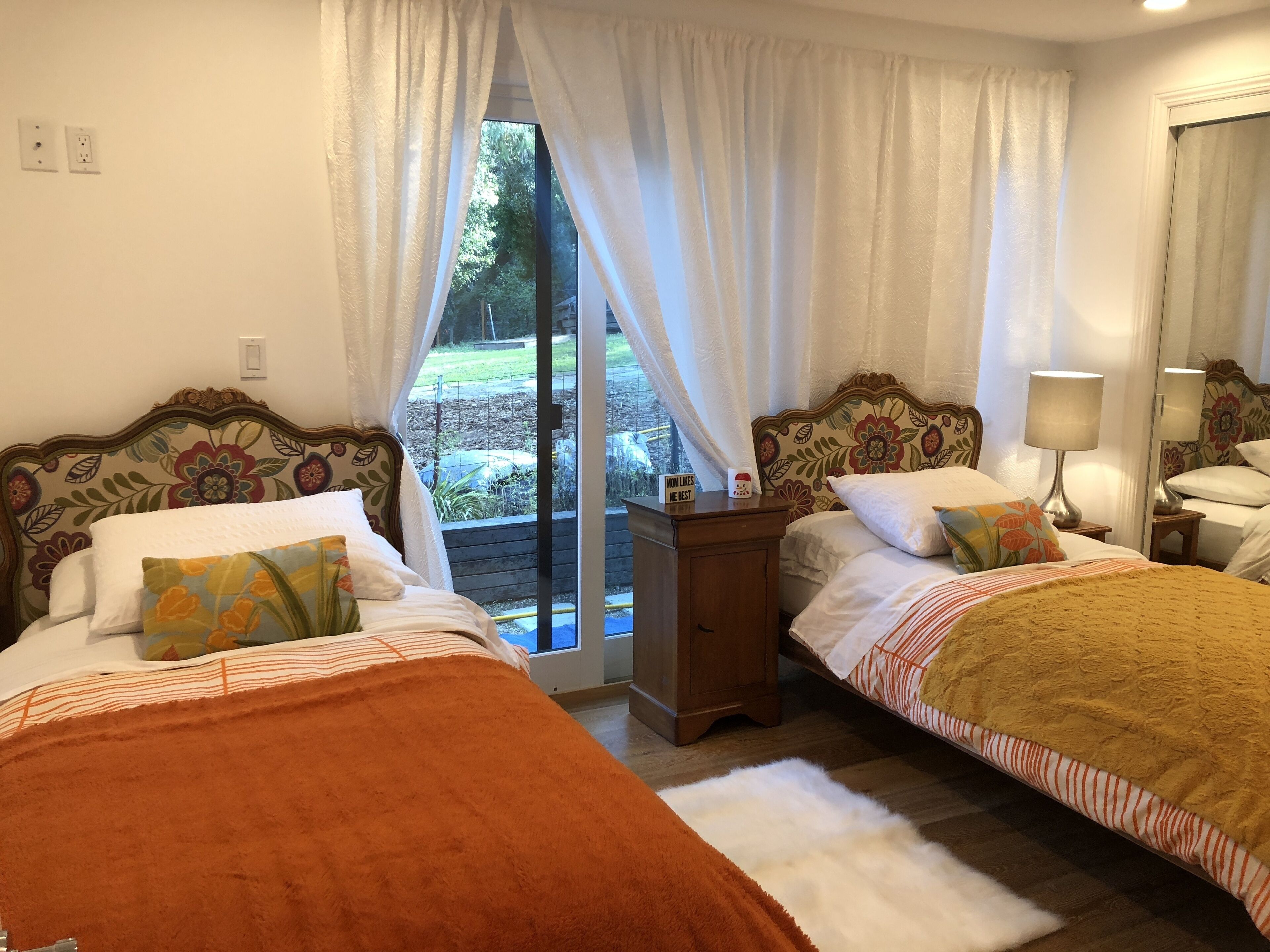 2 sovrum, skrivbord, strykjärn/strykbräda och resesäng