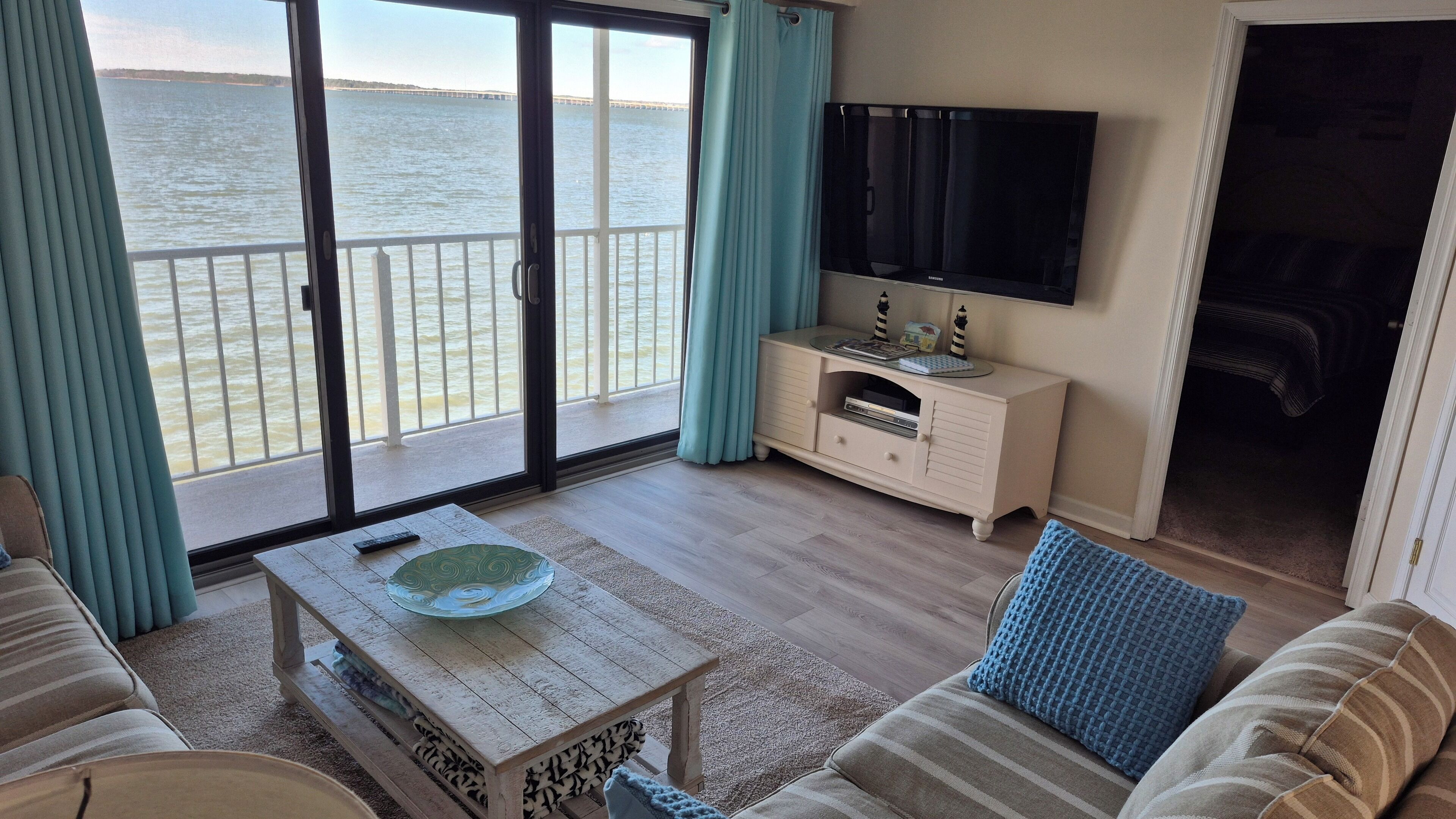 Smart-TV, DVD-spiller og bøker