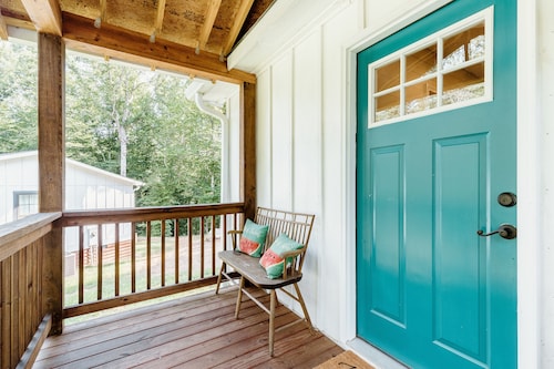 Living Water Retreats #3 - New Cozy Farmhouse Retreat 2 mi. to TIEC