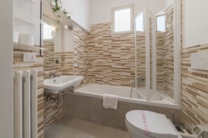 Ensemble douche/baignoire, sèche-cheveux, bidet, serviettes fournies