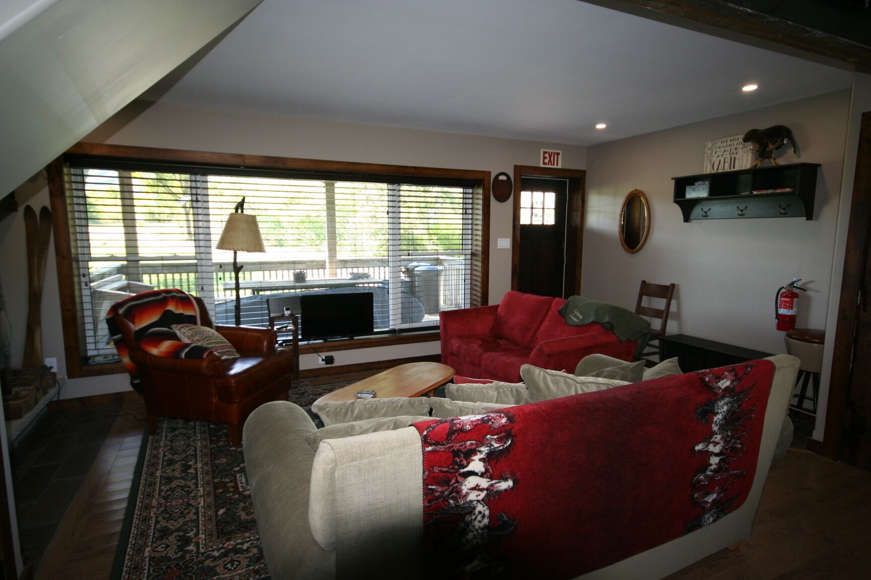 Una Smart TV, una chimenea, libros, un reproductor estéreo