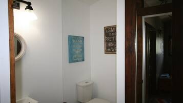 Douche, séchoir à cheveux, savon, shampooing