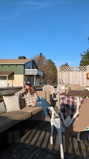 Terrace/patio - Rustic & Relaxing Chalet, Lots of Parking, Walk to Village. (The Blue Mountains)