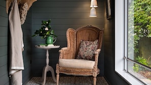 Interior - Innisfree - Delightful Miner's Cottage with Free WiFi (DAYLESFORD)