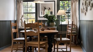 Dining - Innisfree  - Delightful Miner's Cottage with Free WiFi (DAYLESFORD)