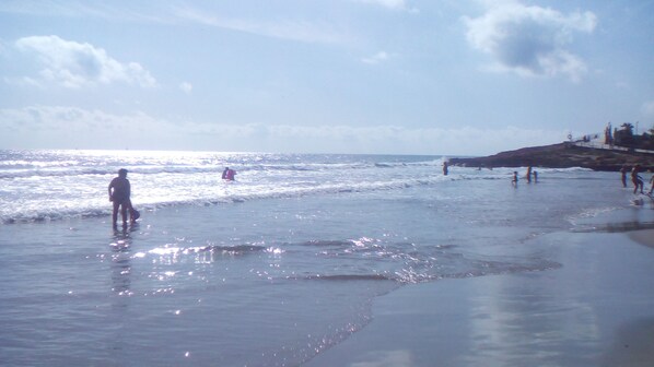 Vlak bij het strand, ligstoelen