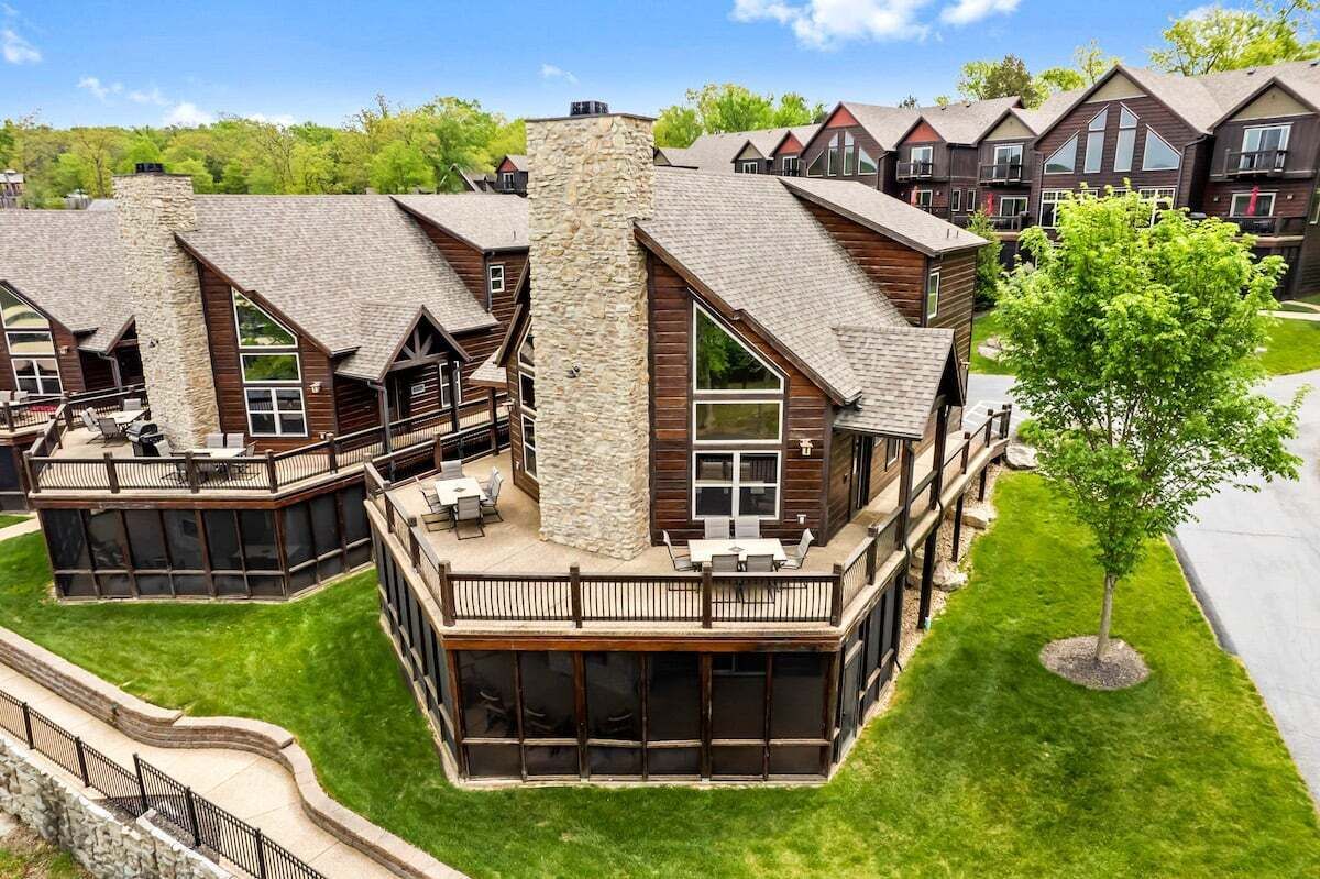 Lakefront Luxury Lodge 1 ~2mi to Silver Dollar City~HUGE Resort POOL~Dock~FREE amenities