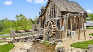 Property grounds - Lakefront Luxury Lodge • 2mi to SDC • Resort Pool • Private Dock • Free Family Amenities (Branson)