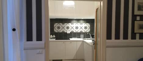 ثلاجة، ميكروويف، موقد طهي مسطح، غسالة أطباق