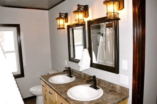 Charming Bungalow On Top Of The Hill ~ Close To Lake Michigan Beaches!