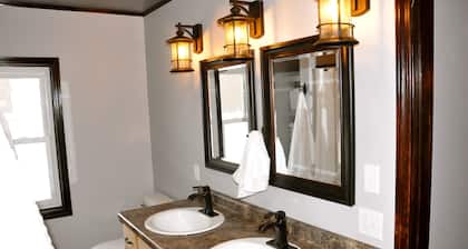 Charming Bungalow On Top Of The Hill ~ Close To Lake Michigan Beaches!