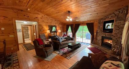 Enjoy peaceful beauty with View, Hot Tub, Privacy!