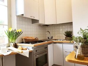 Réfrigérateur, un four, surface de cuisson, lave-vaisselle