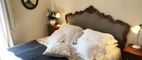 1 slaapkamer, een bureau, een strijkplank/strijkijzer, reisbedje