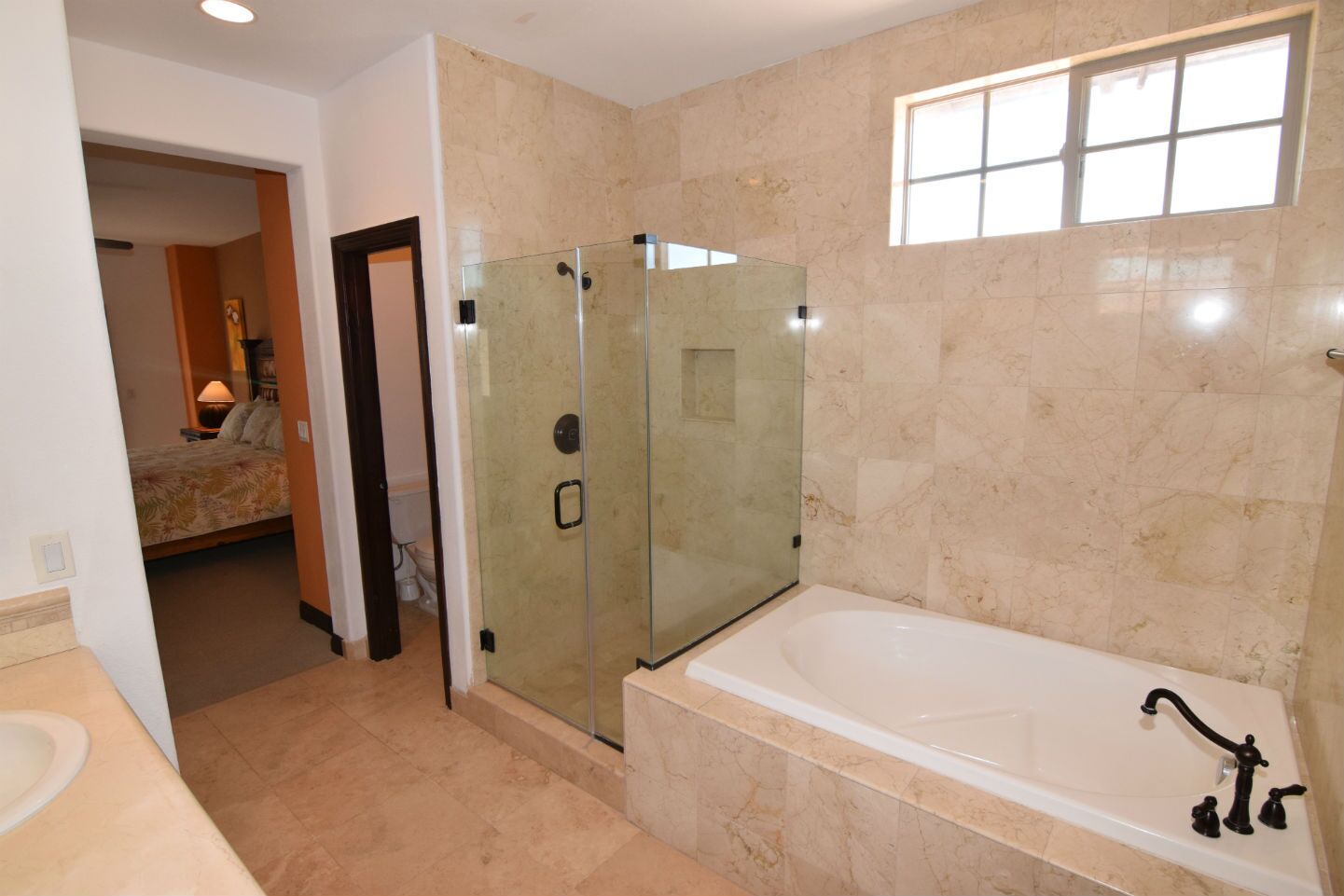 Bathtub, towels
