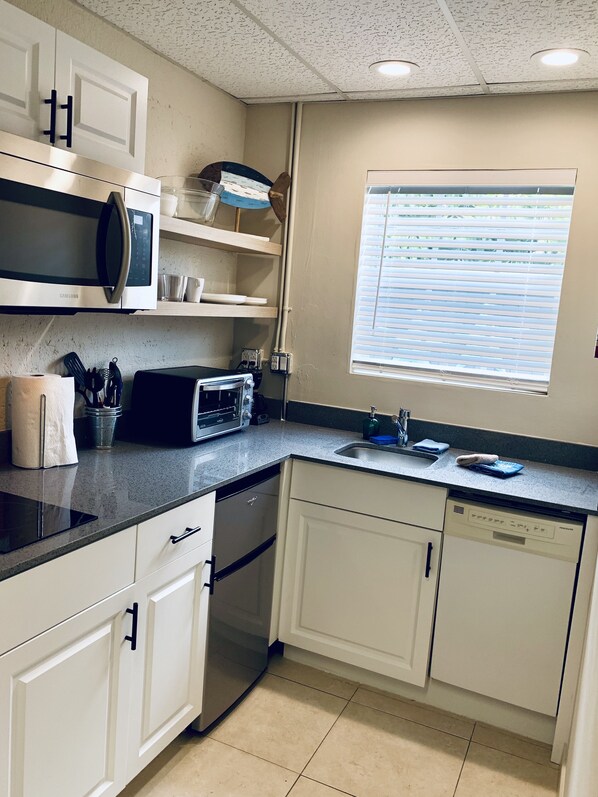 Kjøleskap, mikrobølgeovn, ovn og kokeplater