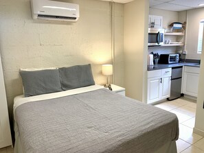 Safe på rommet, strykejern/-brett, wi-fi (inkludert) og sengetøy