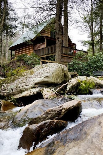 Cascade Dreams on waterfall, hot tub, Wi-Fi
