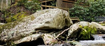 Cascade Dreams on waterfall, hot tub, Wi-Fi