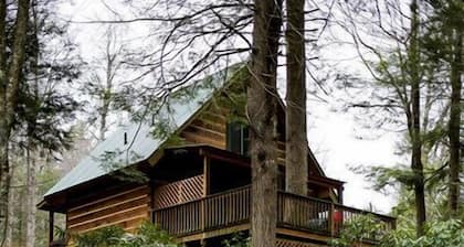 Cascade Dreams on waterfall, hot tub, Wi-Fi