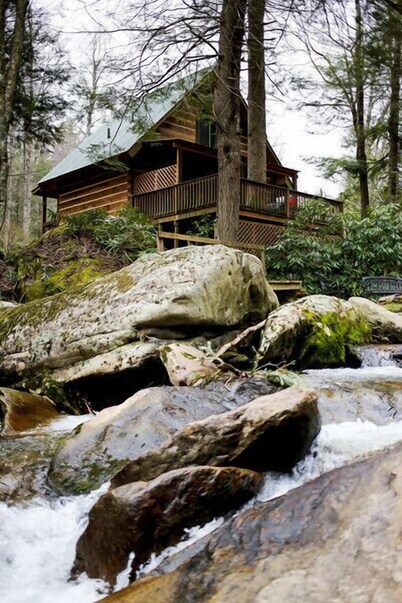Cascade Dreams on waterfall, hot tub, Wi-Fi