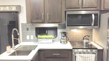 Full-sized fridge, microwave, oven, stovetop