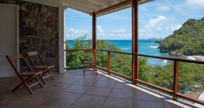 Abgeschiedene Villa mit Blick auf schwarzen Sandstrand
