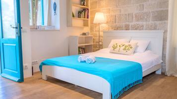 Iron/ironing board, travel crib, WiFi, bed sheets