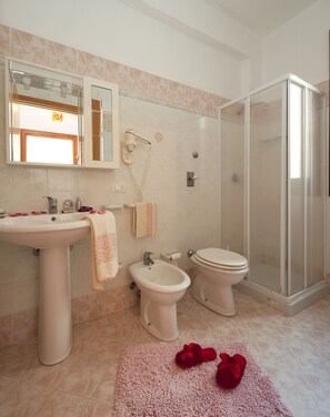 Douche, sèche-cheveux, bidet, serviettes fournies
