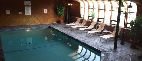 Una piscina cubierta, una piscina al aire libre