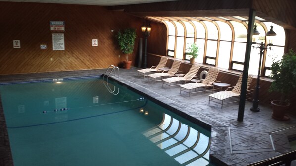 Inomhuspool och utomhuspool