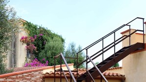 Un escalier en métal, doté d’une main courante, mène à une zone abritée.