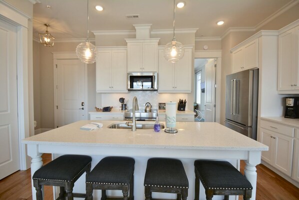 Jääkaappi, mikroaaltouuni, uuni, liesi