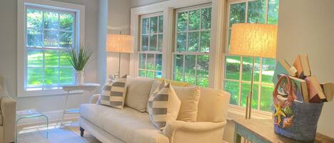 Smart TV, fireplace, stereo, offices