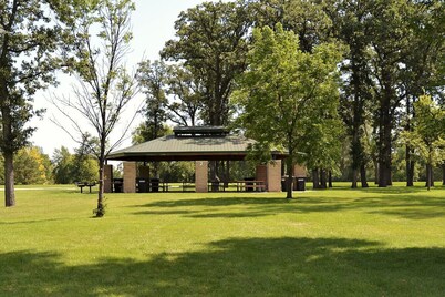 Riverside : delightful ambiance and ample natural light makes a unique place