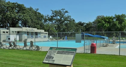 Riverside : delightful ambiance and ample natural light makes a unique place