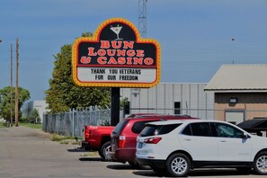 A sign for a BUN LOUNGE & CASINO with a message thanking veterans for their freedom.