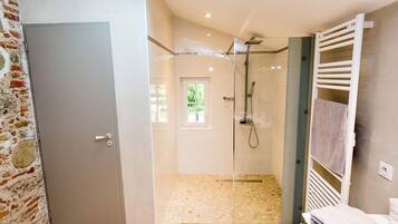 Bathtub, hair dryer, towels, toilet paper