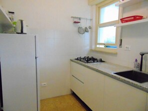 Køleskab, køkkentøj/tallerkener/redskaber