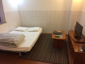 2 bedrooms, iron/ironing board, internet, bed sheets
