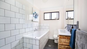 Een bad, gratis toiletartikelen, een haardroger, handdoeken